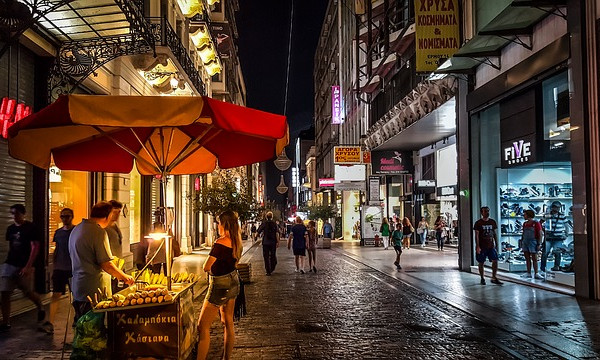 Foto av en gate i Athen på kveldstid.