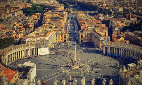 Symmetrisk oversiktsfoto/skrått helikopterfoto av Roma By.